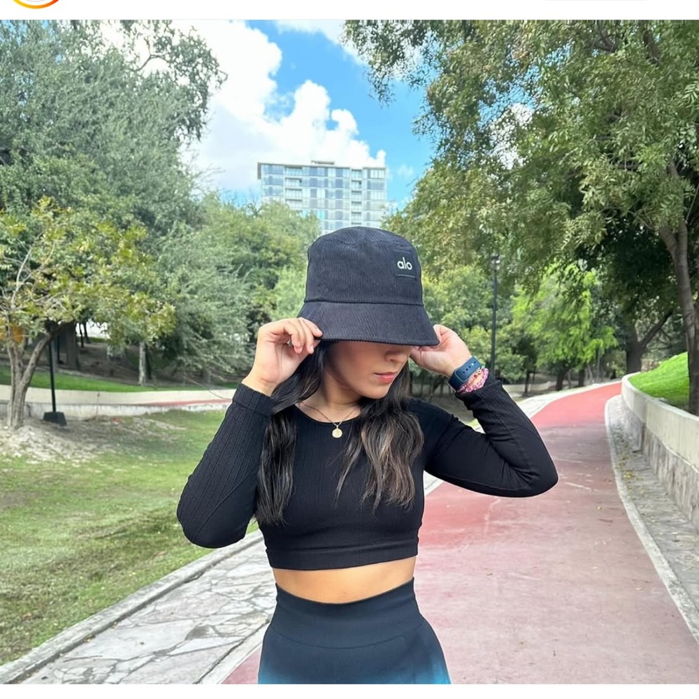 Alo Yoga Beachside Bucket Hat Black One Size logo fitness sun cap weekender - Picture 2 of 3